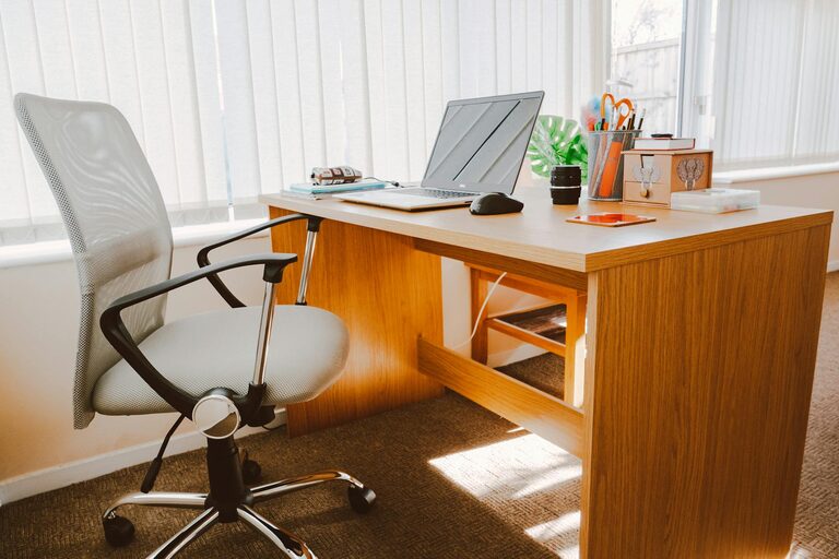 Tips for Choosing a Comfortable Desk Chair for Your Home Office